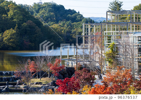 けいはんな記念公園「水景園」建物脇の色とりどりの紅葉と段々になった水面 けいはんな記念公園「水景園」建物脇の色とりどりの紅葉と段々になった水面 96376537
