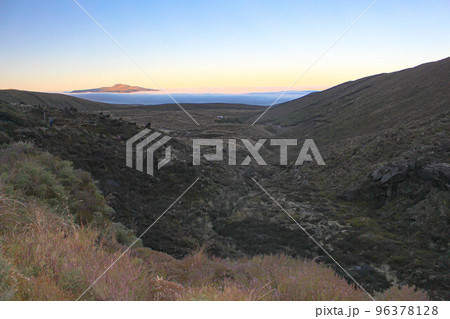 【トンガリロ国立公園】朝焼けと雲海 【トンガリロ国立公園】朝焼けと雲海 96378128