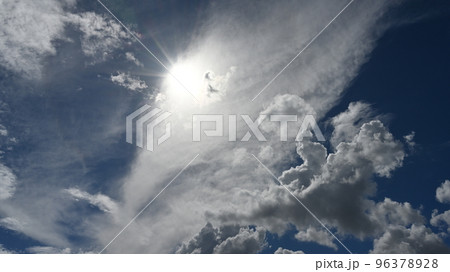 神々しい空（太陽と重なる雲）【高画質】 96378928