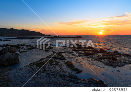水平線の向こうから昇る朝陽・静岡県下田市恵比須島からの絶景 水平線の向こうから昇る朝陽・静岡県下田市恵比須島からの絶景 96378935