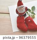 クリスマスシーズンのイメージ　サンタと靴下 96379555