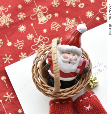 サンタクロースとクリスマスカード 96379557