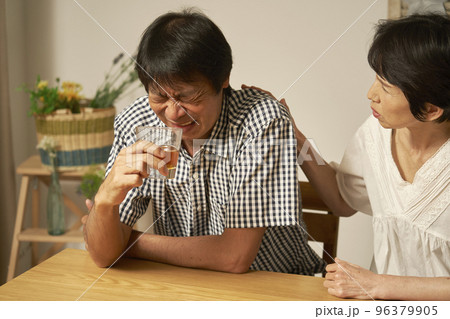 家で困る中年男性 家で困る中年男性 96379905