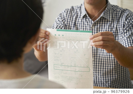 離婚届を突きつける夫 顔無し 離婚届を突きつける夫 顔無し 96379926