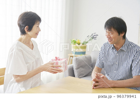 妻にプレゼントを渡す夫 妻にプレゼントを渡す夫 96379941