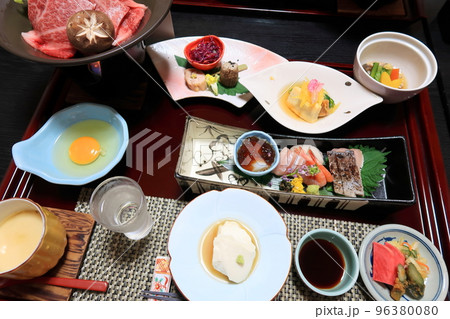 温泉旅館の夕食 96380080