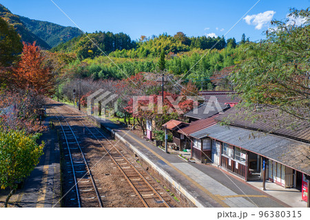神戸駅　わたらせ渓谷鉄道　秋の風景　 96380315