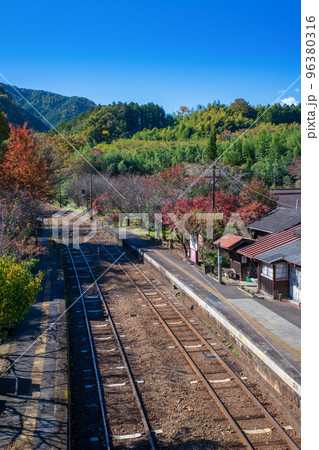 神戸駅 わたらせ渓谷鉄道 秋の風景 神戸駅 わたらせ渓谷鉄道 秋の風景 96380316