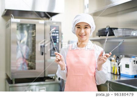 若い女性の調理師 96380479