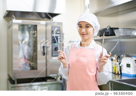 若い女性の調理師 96380480