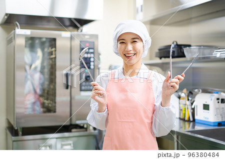 若い女性の調理師 96380484