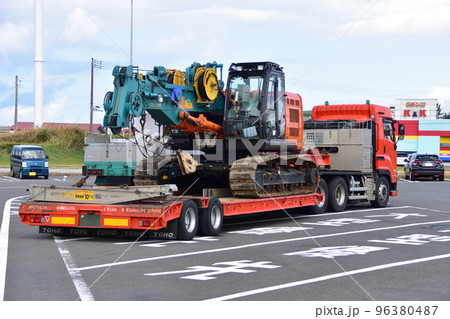 重機を輸送するトレーラー 96380487