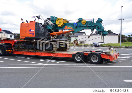 重機を輸送するトレーラー 96380488