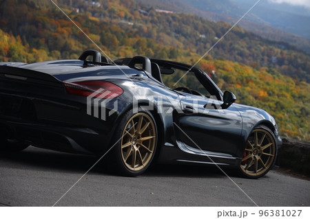 色付く秋の高原と黒いオープンカー 色付く秋の高原と黒いオープンカー 96381027