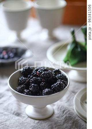 摘み立てのキイチゴ 96381506