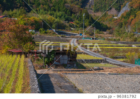 富士川町の原風景　秋の里山　長閑な景色 96381792