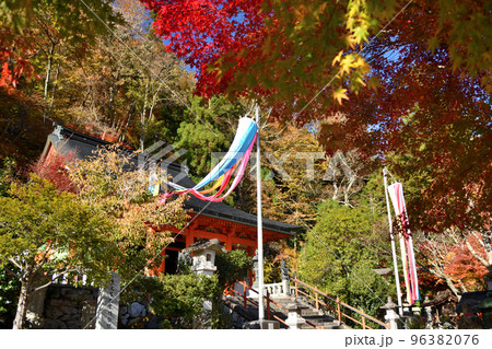 大峰山　秋の龍泉寺本堂　【奈良県吉野郡天川村洞川】 96382076