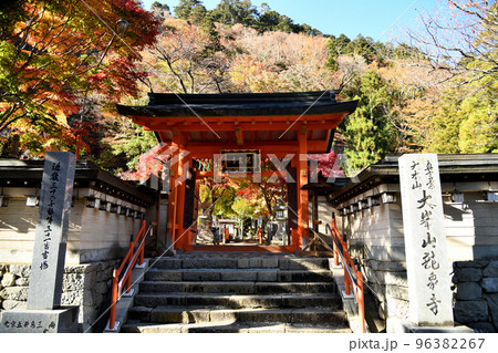 大峰山　秋の龍泉寺総門　【奈良県天川村洞川】 96382267