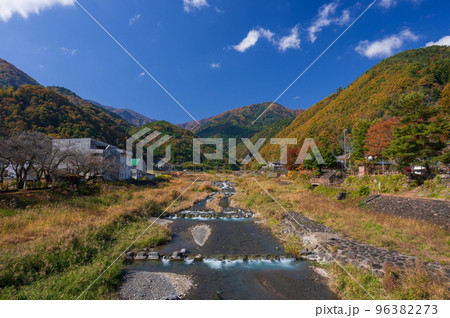 秋の大柳川　富士川町の渓流 96382273