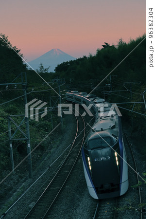 北杜市長坂町、富士をバックに進む下りスーパー特急あずさ 北杜市長坂町、富士をバックに進む下りスーパー特急あずさ 96382304