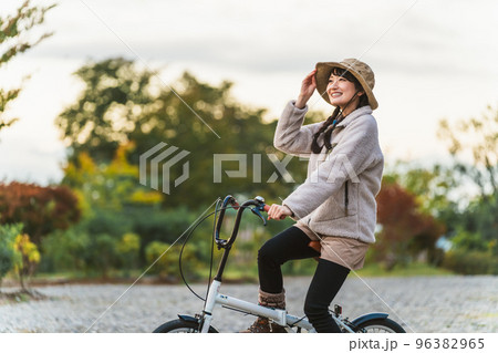 アウトドア系のファッションで自転車に乗るアジア人女性（サイクリング） 96382965
