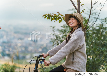 アウトドア系のファッションで自転車に乗るアジア人女性（サイクリング） 96382968
