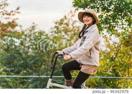 アウトドア系のファッションで自転車に乗るアジア人女性（サイクリング） 96382976