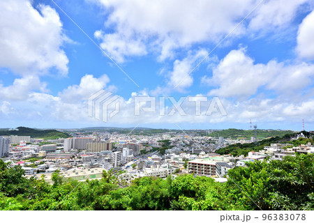 識名園　勧耕台から望む那覇市内　沖縄県那覇市真地 96383078