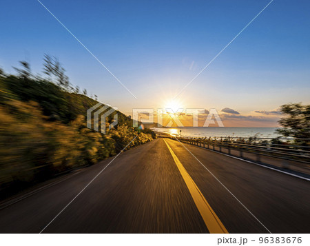 森の中を抜けて夜明けの海沿いの坂道をドライブする主観 森の中を抜けて夜明けの海沿いの坂道をドライブする主観 96383676