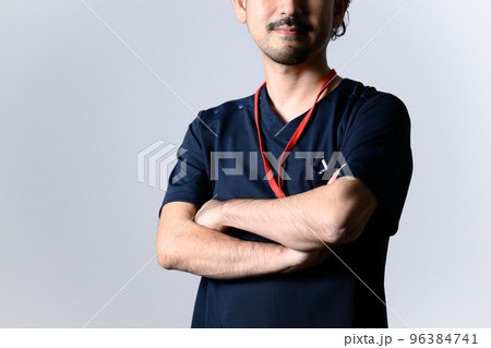 腕を組むスクラブを着た男性ドクターのイメージ 96384741