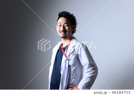 求人や転職などにも　白衣を着る中堅男性ドクターのイメージ　コピースペースあり 96384755