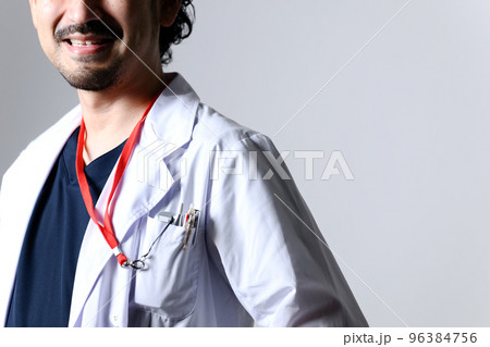 求人や転職などにも　白衣を着る中堅男性ドクターのイメージ　左にコピースペースあり 96384756