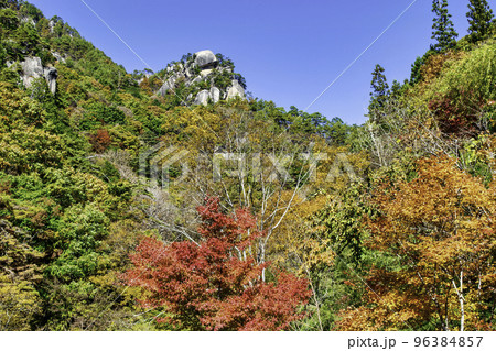 山梨県　昇仙峡　覚円峰　紅葉の風景　日本遺産 96384857