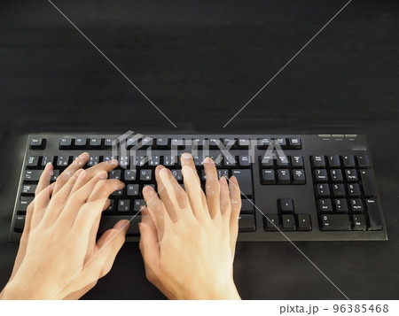 キーボードで高速タイピングしている手2 96385468