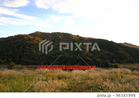 秋のローカル線を走る秋色列車 秋のローカル線を走る秋色列車 96385998