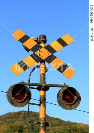 年季の入った踏切警報灯の写真素材 [96386025] - PIXTA