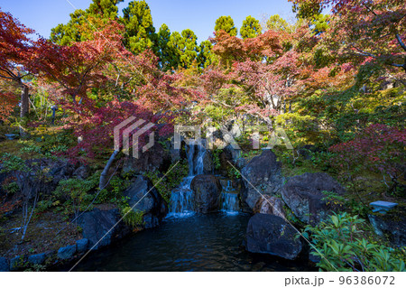 けいはんな記念公園「水景園」　紅葉谷の滝を中心にワイドに広がる紅葉の景観 96386072