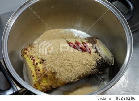 筍の下茹での準備 96386296