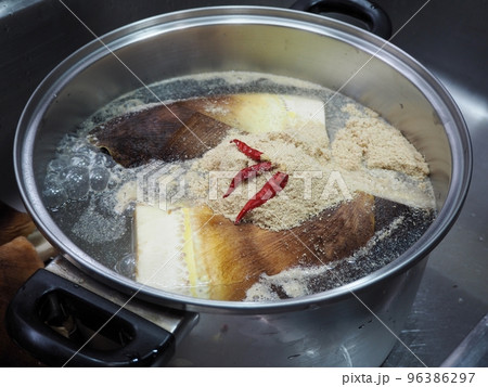 筍の下茹での準備 96386297