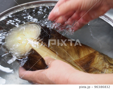 下茹でした筍の皮を剥く 下茹でした筍の皮を剥く 96386832