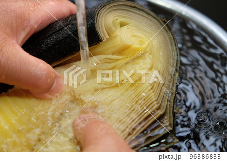 下茹でした筍の皮を剥く 下茹でした筍の皮を剥く 96386833