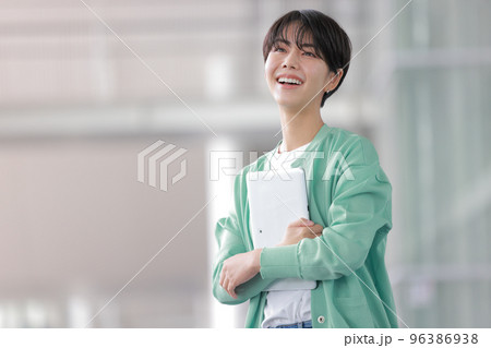 タブレットを抱え微笑む女性クリエイター_バストアップ2 タブレットを抱え微笑む女性クリエイター_バストアップ2 96386938