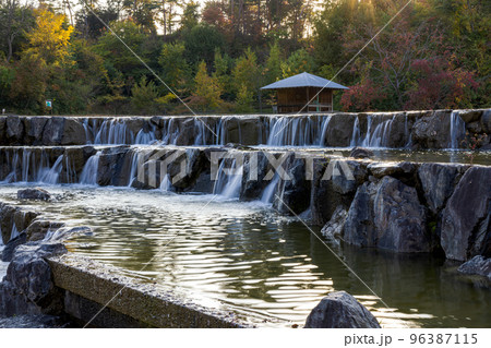 けいはんな記念公園「水景園」水景棚とその奥に写った里棚田の東屋(アップ) けいはんな記念公園「水景園」水景棚とその奥に写った里棚田の東屋(アップ) 96387115