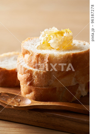 バケットの上に乗せたコムハニー 96387278