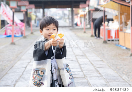 七五三で袴を着て記念写真を撮る日本人の5歳の男の子 96387489