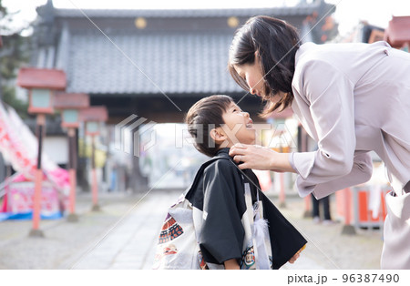 七五三で袴を着て記念写真を撮る日本人の5歳の男の子 96387490
