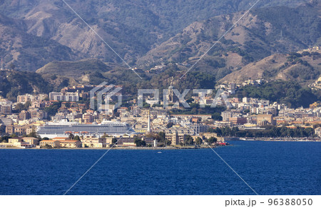 Downtown City by the Sea with mountain background. Messina, Sicilia, Italy.  96388050