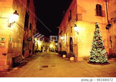 バルセロナのスペイン村、夜のクリスマスツリー飾りつけの写真素材