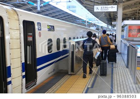 新幹線ホームの乗客 帰省する乗客 駅の風景 帰省客 新幹線ホームの乗客 帰省する乗客 駅の風景 帰省客 96388503