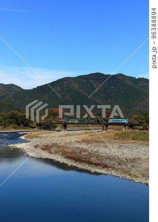 根尾川を渡る樽見鉄道 96388894